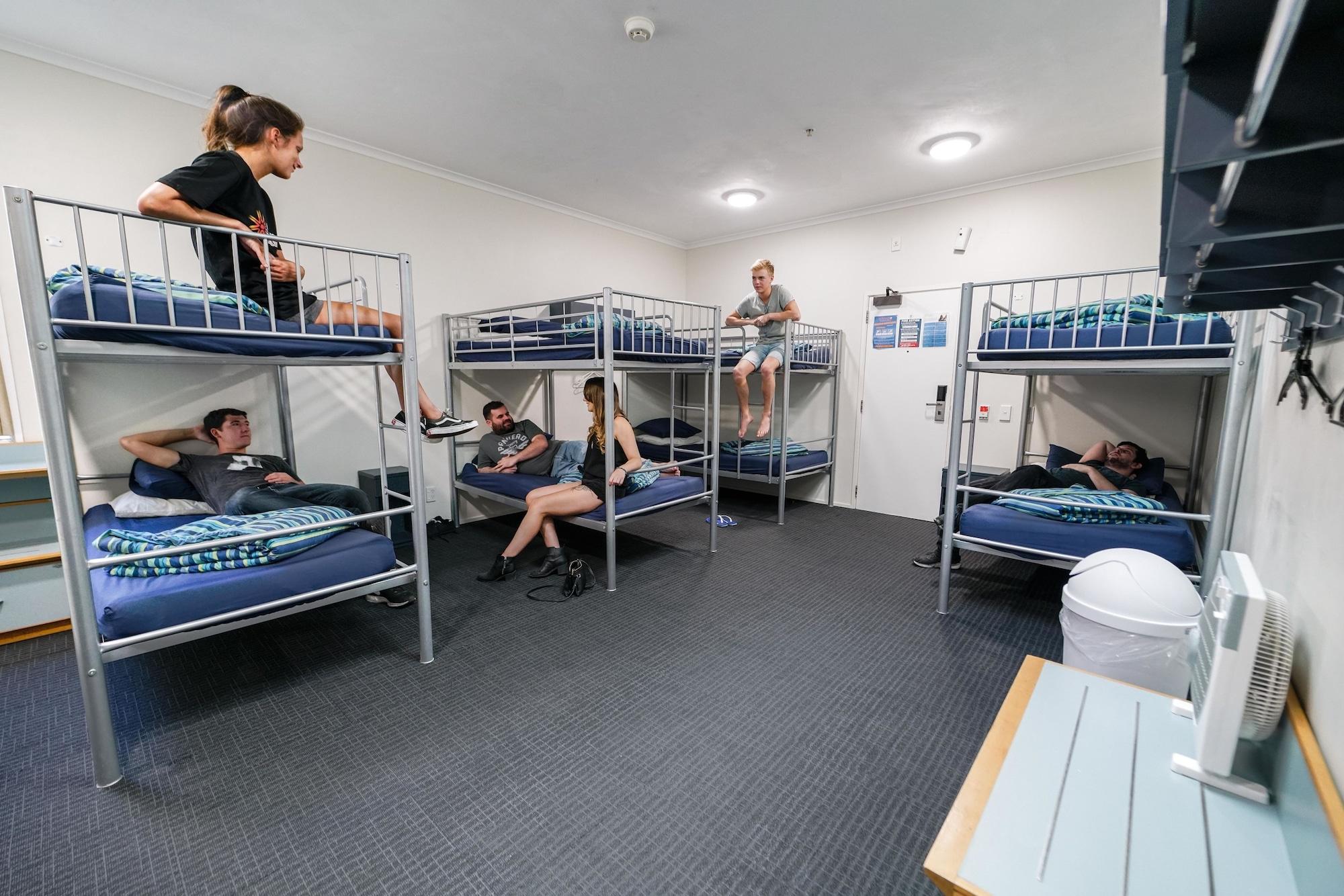 Nomads Capital Backpackers - Wellington (Adults Only) Hostel Exterior photo A typical room at a backpacker hostel in Australia