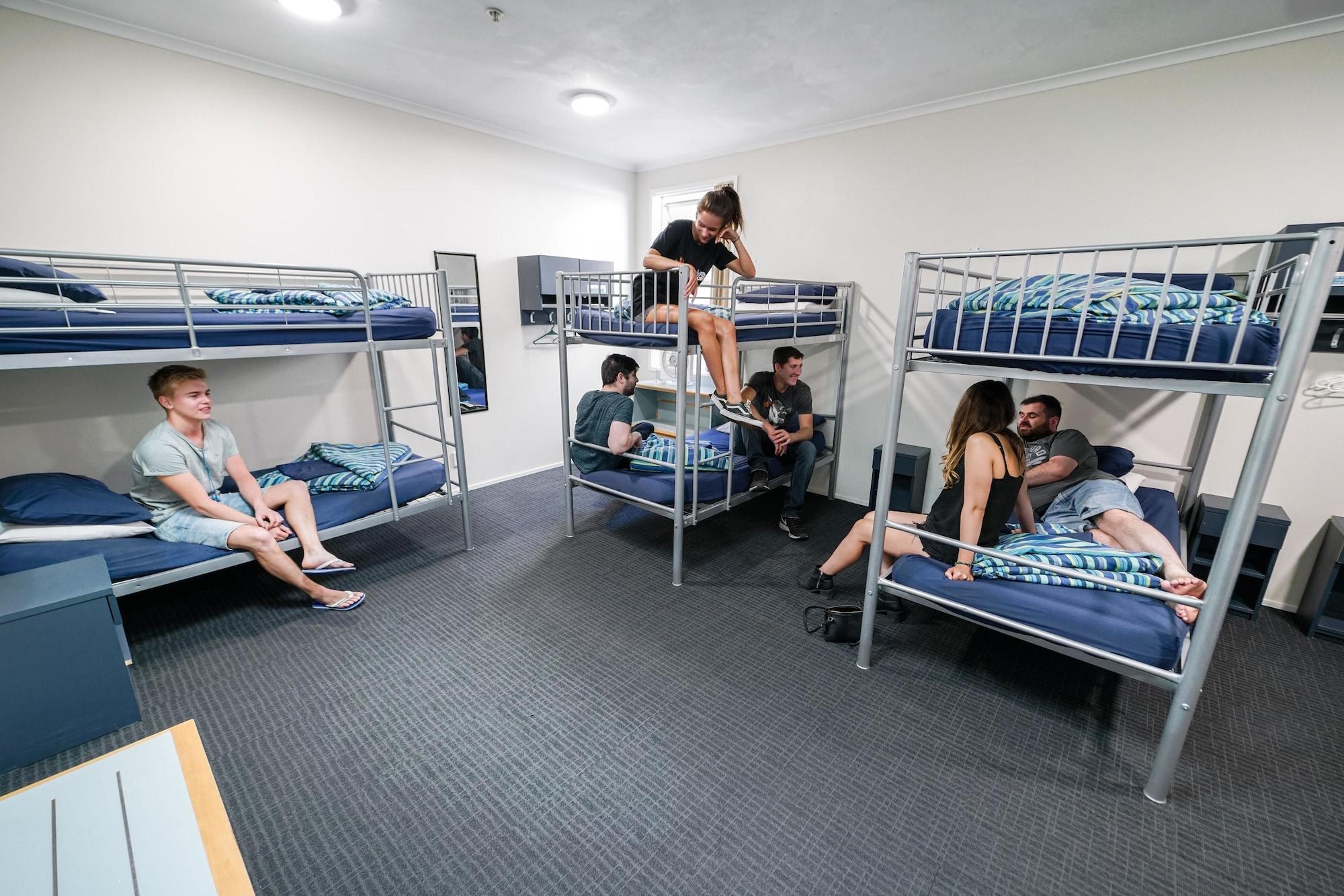 Nomads Capital Backpackers - Wellington (Adults Only) Hostel Exterior photo A typical room at a backpacker hostel in Australia
