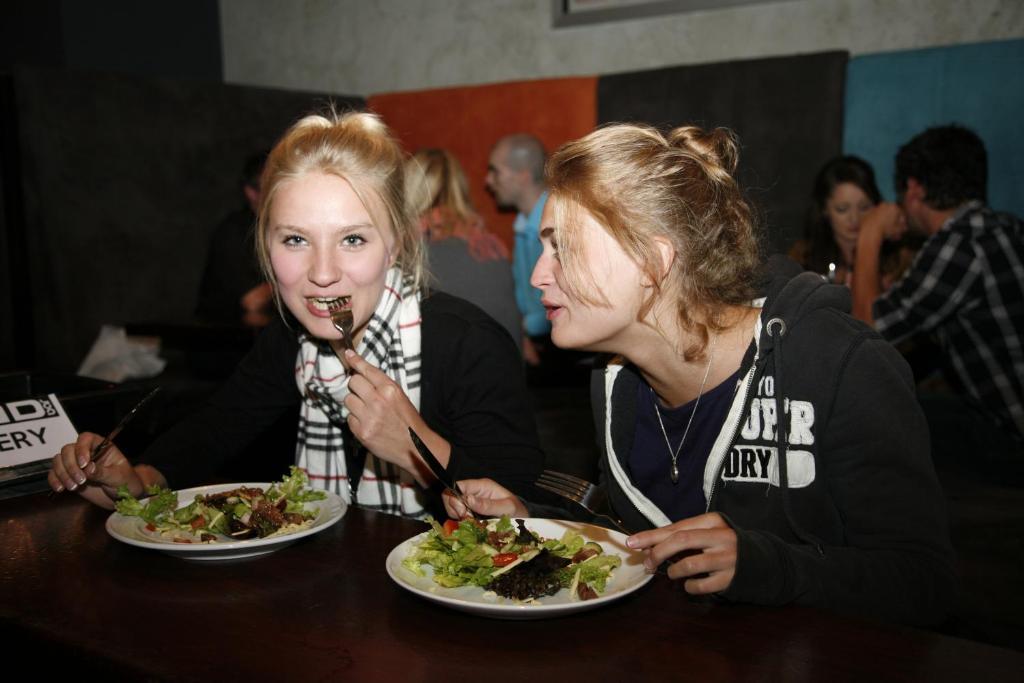 Nomads Capital Backpackers - Wellington (Adults Only) Hostel Exterior photo Two women eating at a restaurant